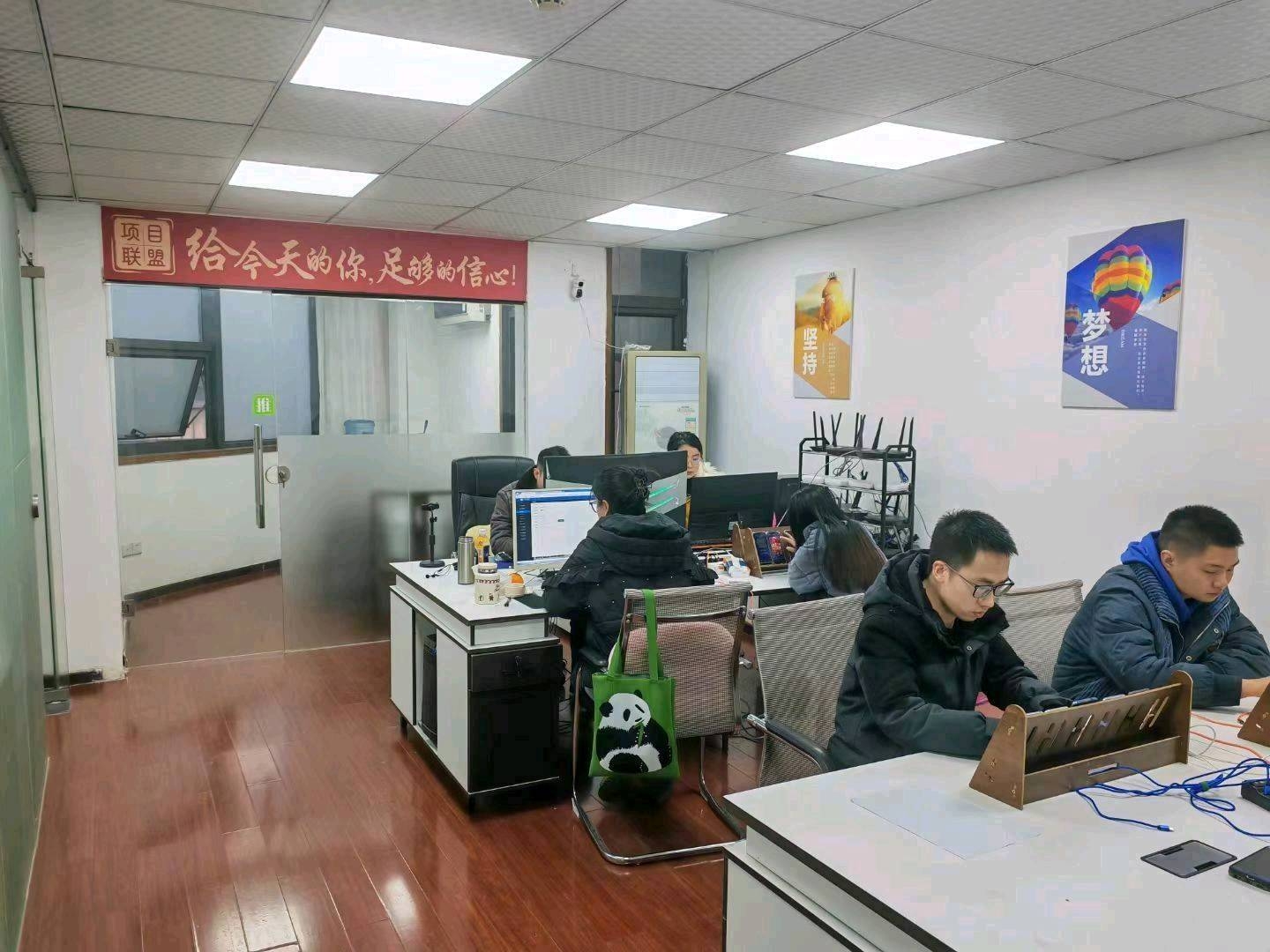 0C05FDA5394600A48780D63C01507536